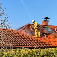 Jak skutecznie umyć dachówkę ceramiczną i betonową bez uszkodzeń