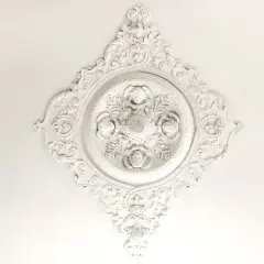 Ozdobny kaseton sufitowy w stylu barokowym. Dowiedz się, jak pomalować kasetony na suficie, by odzyskały dawny blask.