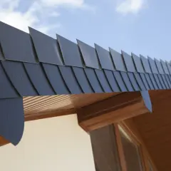 Strukturalne łupki na dachu tworzą skalisty wzór, niczym struktonit na szczytach gór.
