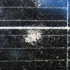 Uginajace sie panele podlogowe z widocznym pęknięciem po uderzeniu.