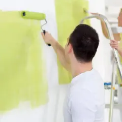 Jak prawidłowo malować ściany wałkiem, unikając najczęstszych błędów?