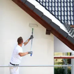Malowanie elewacji czy tynk - która opcja jest lepsza dla Twojego budynku?