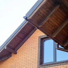Czym malować podbitkę dachową, aby uniknąć kosztownych błędów?