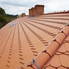 Ile waży jedna dachówka? Zaskakujące różnice w wagach modeli dachówek