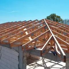 Czy deskować dach pod dachówkę ceramiczną? Oto korzyści i wady deskowania.