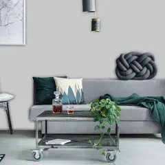 Nowoczesny salon z szarą sofą, metalowym fotelem i stolikiem. W tle industrialna szafa i regał. Kolory kojarzą się z szarym pirytem lub srebrzystym granitem.