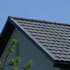 Szary dach z dachówki ceramicznej, idealny do obliczenia, ile dachówek na palecie.