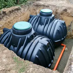 Instalacja szamba plastikowego w wykopie. Dowiedz się, ile kosztuje montaż szamba plastikowego i jakie są jego zalety.