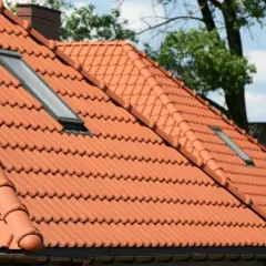 Jaka farba do dachówki ceramicznej? Wybierz najlepsze rozwiązania dla swojego dachu