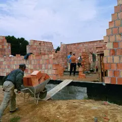 Jakie są realne koszty murarza przy budowie domu? Zobacz szczegóły!