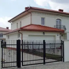 Czerwony dach i białe okna – jaki kolor elewacji wydobywa urok domu?