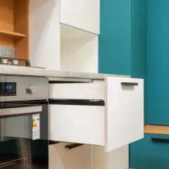 Nowe szuflady w kuchni, pokazujące, jak zamontować prowadnice kulkowe do szuflad.