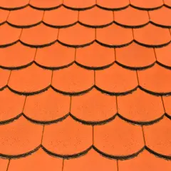 Pomarańczowa dachówka karpiówka ułożona w charakterystyczny wzór. Ile dachówki karpiówki na m2? To pytanie zadaje sobie wielu budujących.