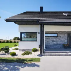 Jakie wymiary okien do domu parterowego zapewnią komfort i estetykę?
