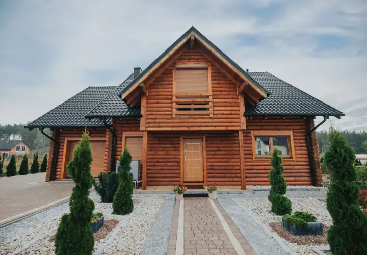 Ile kosztuje wybudowanie domu drewnianego? Przejrzyste zestawienie cen i wydatków