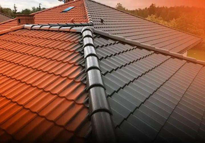Dwa kolory dachówki ceramicznej na dachu. Zastanawiasz się, ile m2 dachówki na palecie? Sprawdź!
