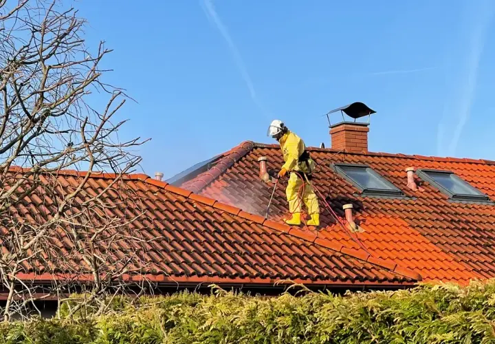 Jak skutecznie umyć dachówkę ceramiczną i betonową bez uszkodzeń