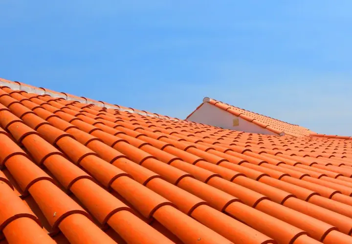 Gdzie kupić dachówkę ceramiczną? Najlepsze miejsca i oferty na rynku