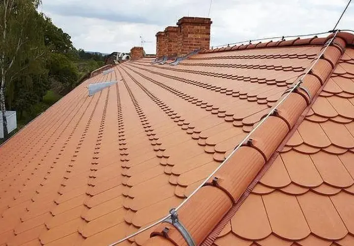 Ile waży jedna dachówka? Zaskakujące różnice w wagach modeli dachówek