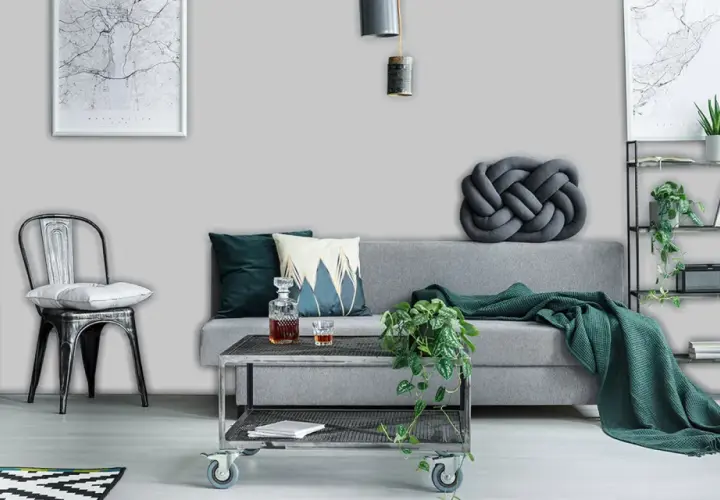 Nowoczesny salon z szarą sofą, metalowym fotelem i stolikiem. W tle industrialna szafa i regał. Kolory kojarzą się z szarym pirytem lub srebrzystym granitem.