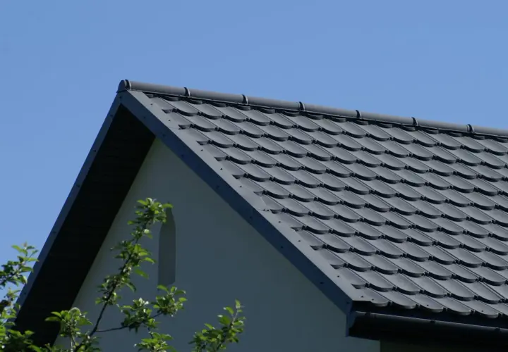 Szary dach z dachówki ceramicznej, idealny do obliczenia, ile dachówek na palecie.