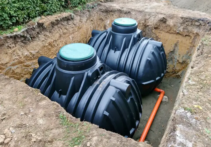 Instalacja szamba plastikowego w wykopie. Dowiedz się, ile kosztuje montaż szamba plastikowego i jakie są jego zalety.