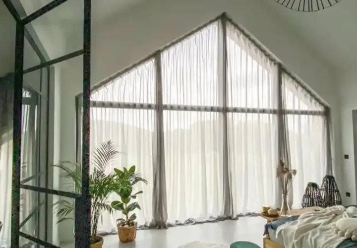 Zasłony z siateczki pięknie podkreślają, jak zasłonić okno trapezowe, tworząc przytulną atmosferę w sypialni.