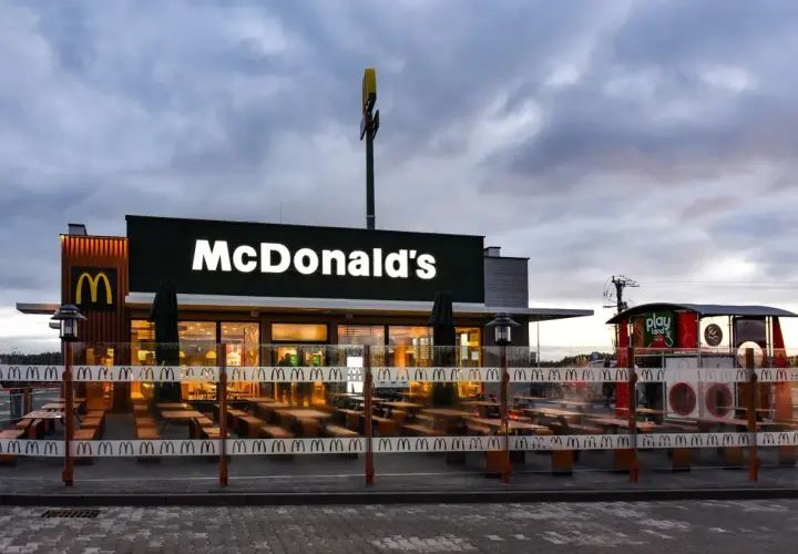 Ile kosztuje wybudowanie McDonald's? Poznaj szacunkowe wydatki i wymagania.