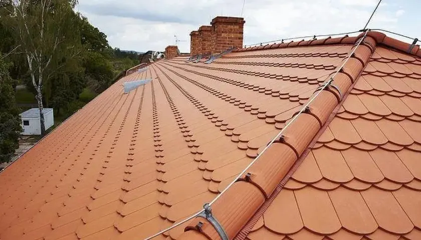 Ile waży jedna dachówka? Zaskakujące różnice w wagach modeli dachówek