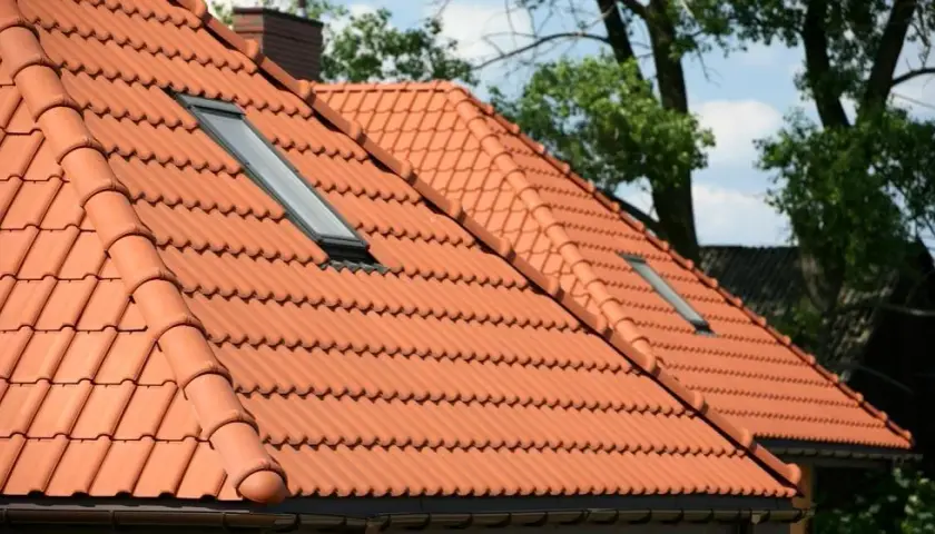 Jaka farba do dachówki ceramicznej? Wybierz najlepsze rozwiązania dla swojego dachu