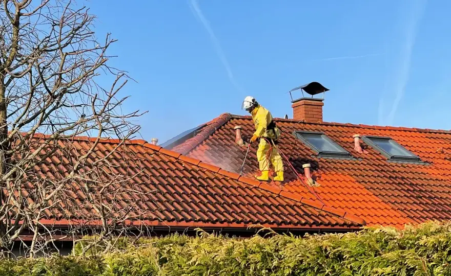 Jak skutecznie umyć dachówkę ceramiczną i betonową bez uszkodzeń