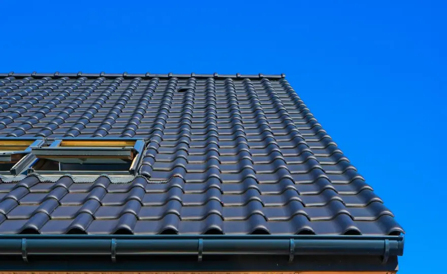 Jaką papę pod dachówkę ceramiczną wybrać dla maksymalnej trwałości?