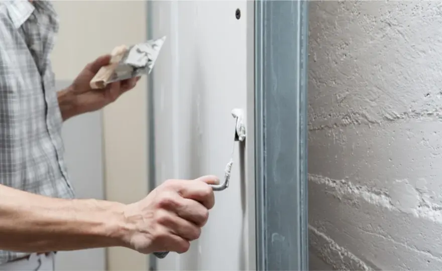 Jak załatać dziurę w panelach? Szybka i skuteczna naprawa DIY