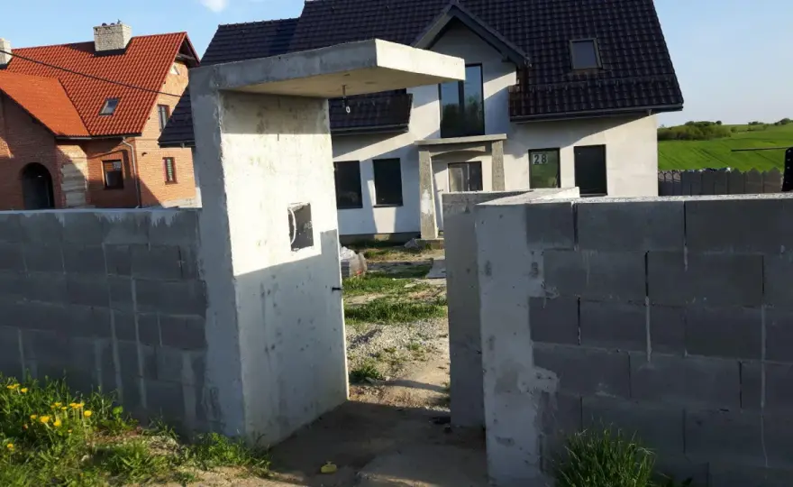 Jak zrobić daszek nad furtką? Praktyczny poradnik krok po kroku