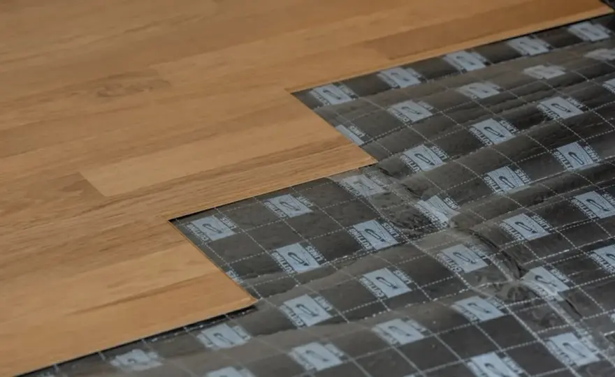 Jak naprawić dziurę w panelach? Prosty poradnik DIY