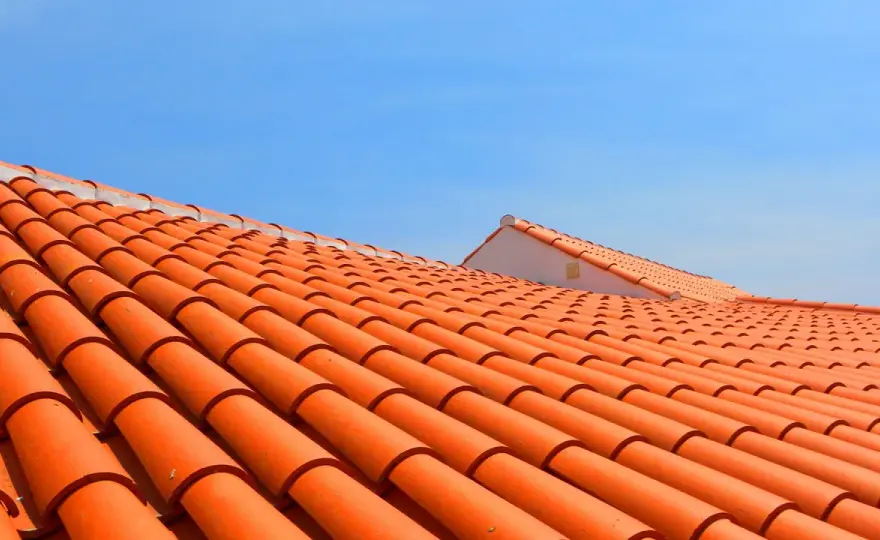 Gdzie kupić dachówkę ceramiczną? Najlepsze miejsca i oferty na rynku