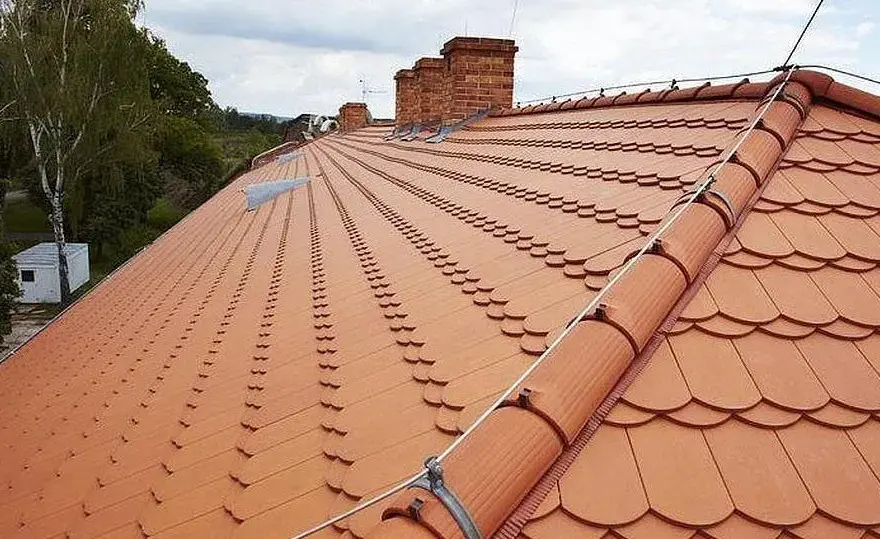 Ile waży jedna dachówka? Zaskakujące różnice w wagach modeli dachówek