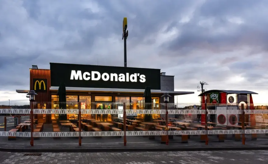 Ile kosztuje wybudowanie McDonald's? Poznaj szacunkowe wydatki i wymagania.