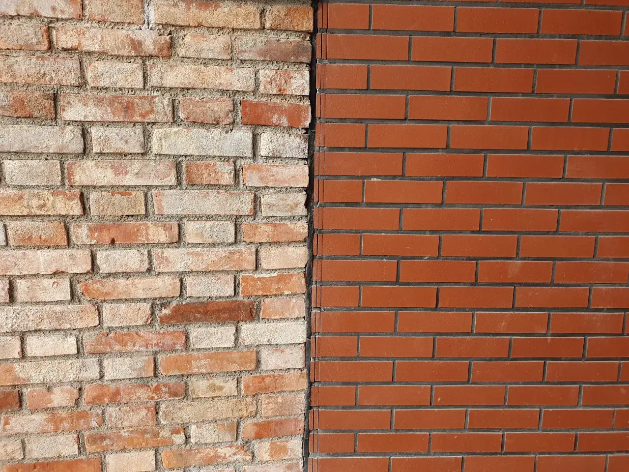 Dwie ściany z cegły: jedna stara, wyblakła, druga nowa, czerwona. Idealna baza pod farbę do cegły wewnątrz.