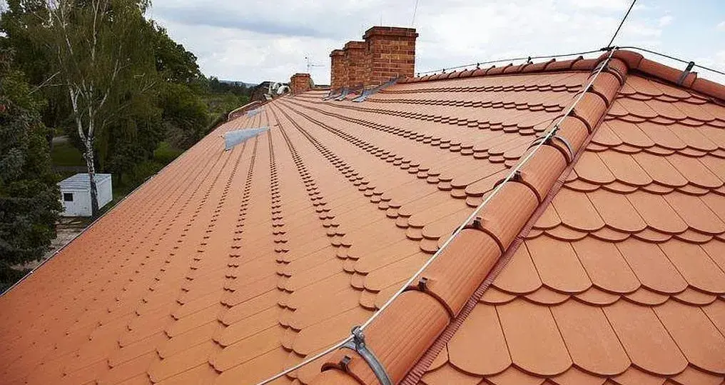 Ile waży jedna dachówka? Zaskakujące różnice w wagach modeli dachówek