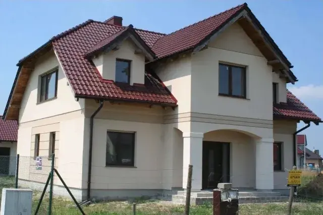 Kasztanowa dachówka – jaką elewację wybrać, aby uniknąć błędów?