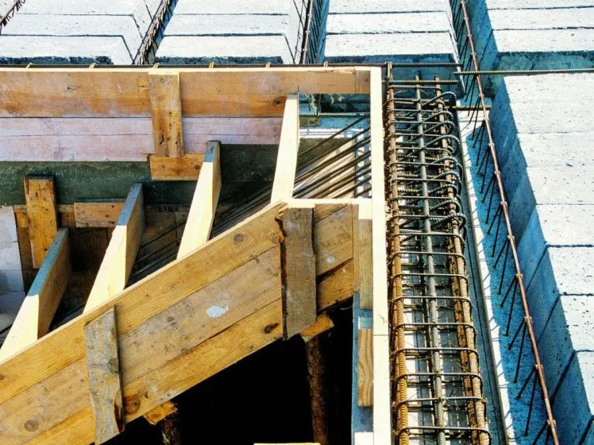 Drewniane szalunki i zbrojenie tworzą fundament pod schody.