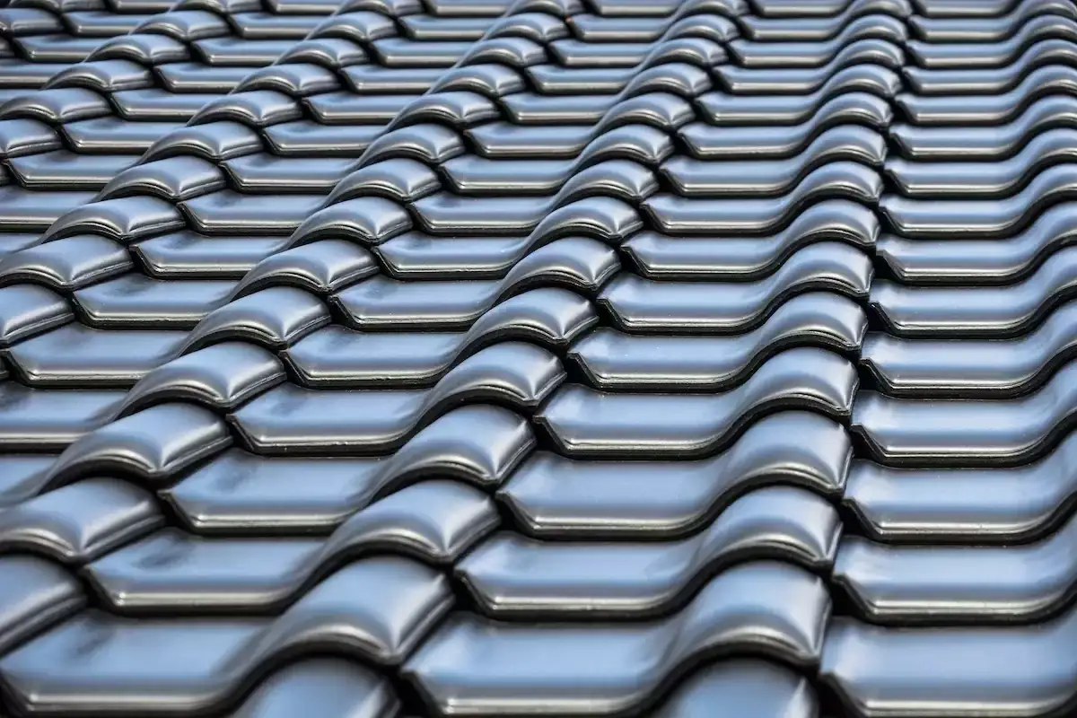 Zdjęcie Ile waży m2 dachówki ceramicznej? Zaskakujące różnice w ciężarze!