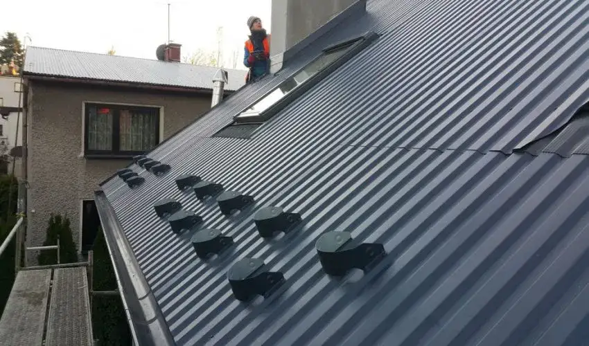 Zdjęcie Jak zamontować okno dachowe w istniejącym dachu z blachy trapezowej bez błędów