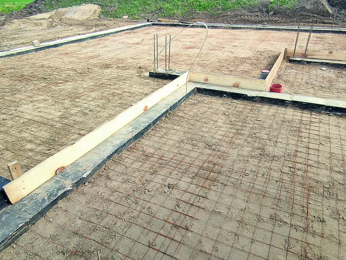 Przygotowanie pod budowę: siatka zbrojeniowa i szalunki czekają na beton. Trwa ustalanie, jaka grubość chudziaka będzie optymalna.