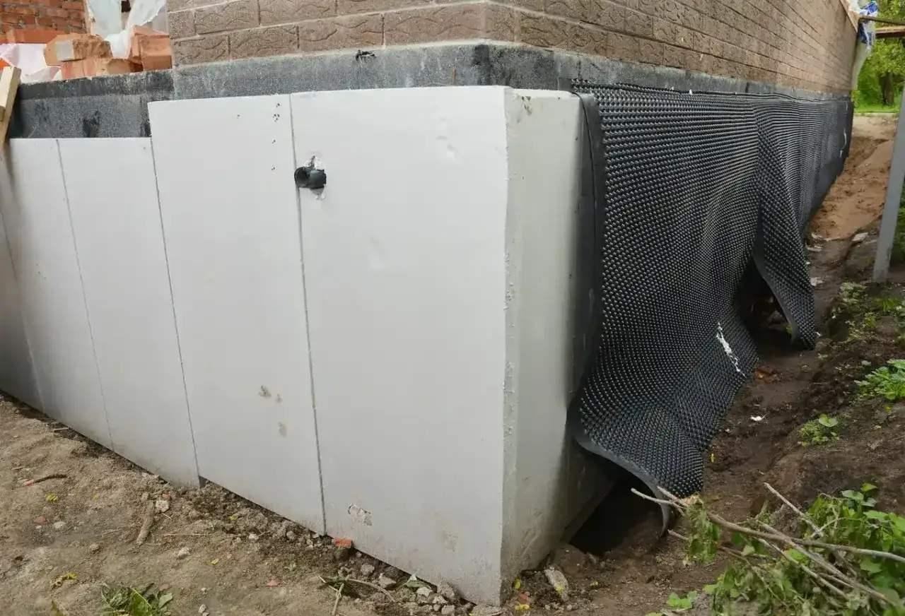Izolacja fundamentów z płyt XPS, zabezpieczona membraną kubełkową. Dobry wybór, jaki styropian na fundamenty eps czy xps?