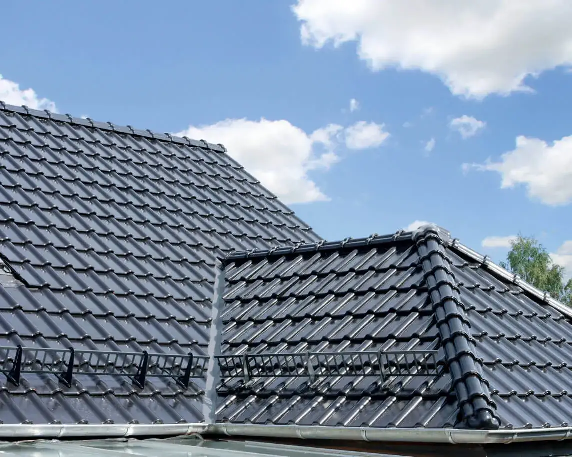 Zdjęcie Ile kosztuje dach z dachówki ceramicznej? Zaskakujące ceny i czynniki wpływające na koszt