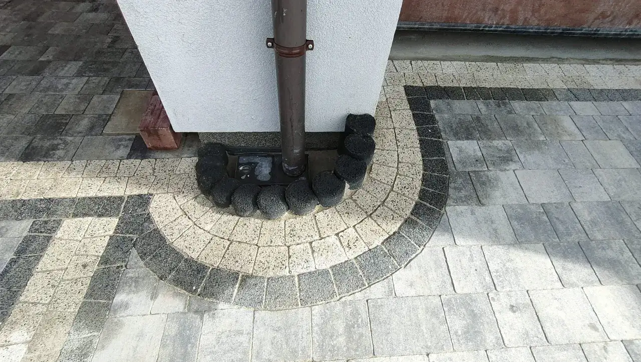 Elewacja z kostką tworzy ciekawy wzór wokół rynny.