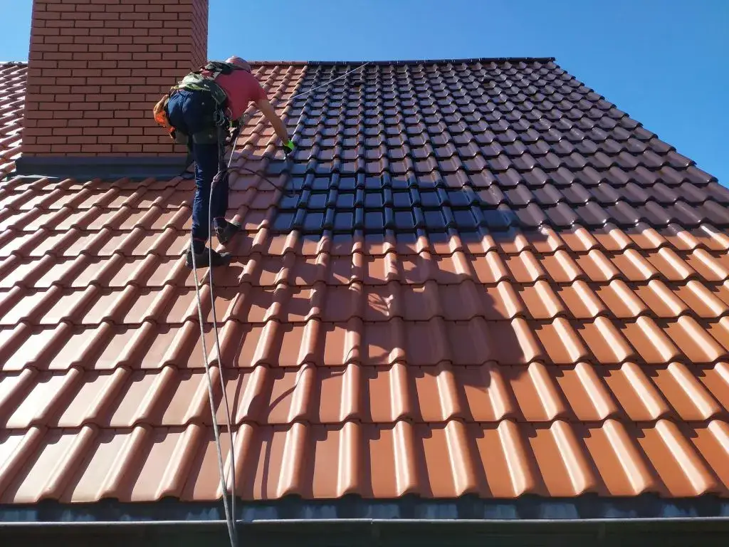 Zdjęcie Jaka farba do dachówki ceramicznej? Wybierz najlepsze rozwiązania dla swojego dachu