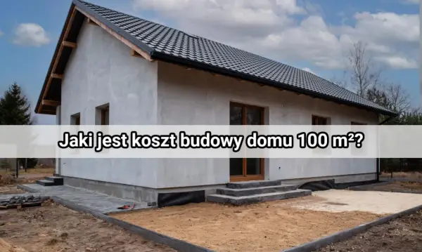 Dom w trakcie budowy, szary tynk, ciemny dach. Pytanie na zdjęciu: Jaki jest koszt budowy domu 100 m²?